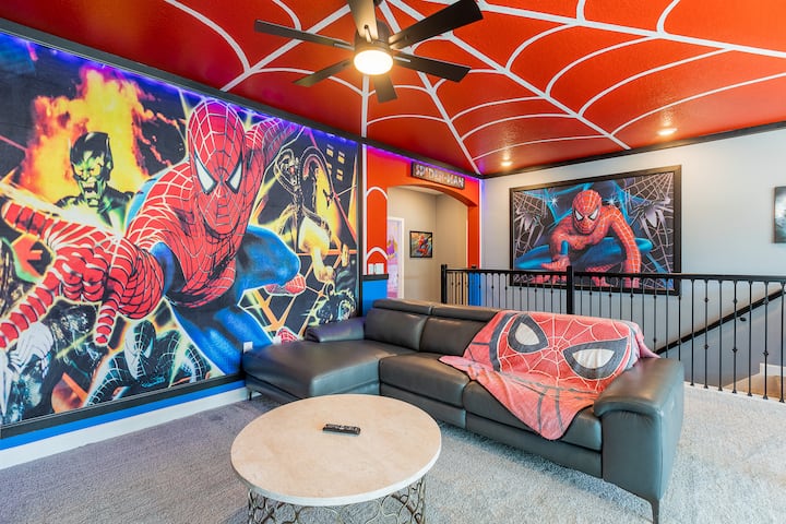 ¡Entra en acción en este loft de Spider-Man! Un espectacular techo con dibujos de telarañas se arquea sobre la cabeza, mientras que un vibrante mural de pared muestra a Spider-Man en pleno vuelo. Relájate en el elegante sofá de cuero, enciende el ventilador y deja que la luz LED