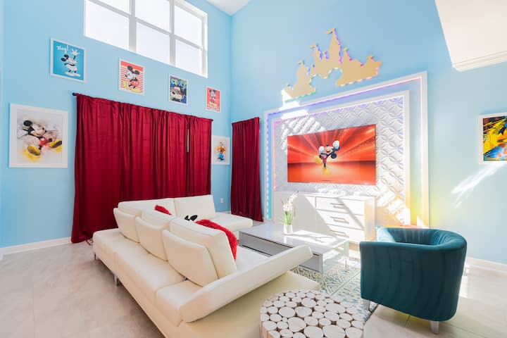 En esta área de concepto abierto encontrarás una cocina, sala de estar y comedor. Nuestra cocina está totalmente equipada. En la sala de estar verás un televisor, un sofá cama y un ventilador de techo. Y también está el comedor con una mesa y sillas.