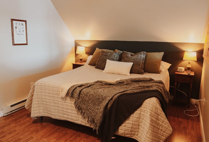 Det primära sovrummet på övervåningen har mysiga sänglampor och en Sleep Number® -madrass i king size-storlek som kan anpassas på vardera sidan för din ultimata individuella komfort. 