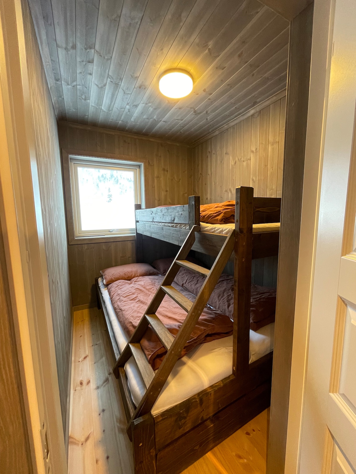 Dormitorio 2 con práctica litera familiar.