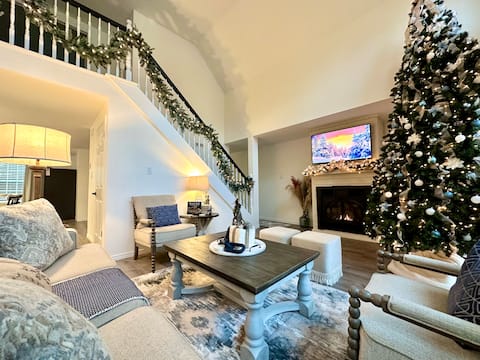 Beachfront Chalet w/ Gameroom- Decorated For Xmas!