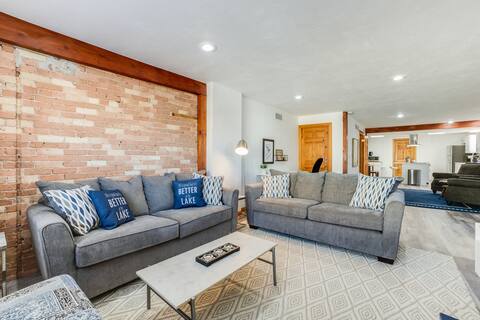 The Boathouse: Downtown, Modern
