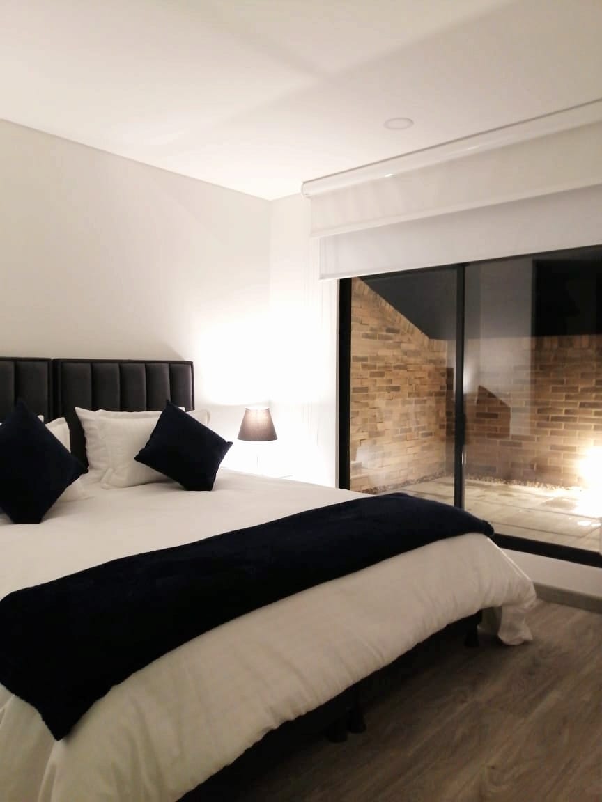 Ima bračni krevet i moderno donje rublje u kojem će vaš odmor biti nezaboravan.  Zamračivanje i zaslon 