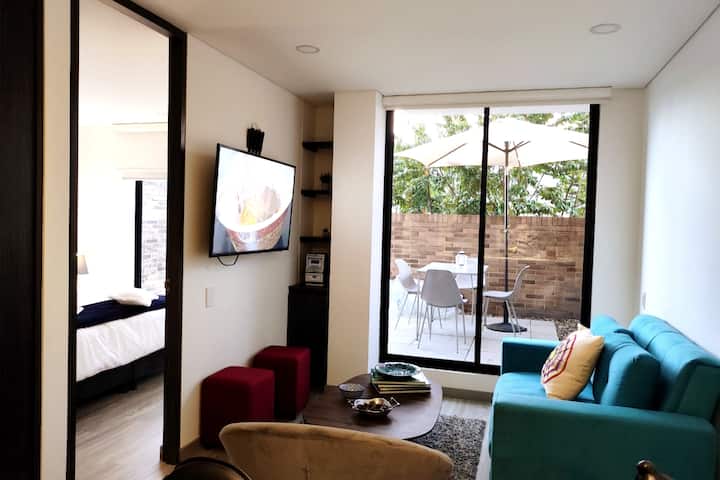 Ძალიან მყუდრო გარემოში შეგიძლიათ დატკბეთ თქვენი დასვენების მომენტებით მისაღებ ოთახში, რომელიც განაპირობებს ყველაფერს, რაც გჭირდებათ წიგნის კითხვისას, მუსიკის მოსმენის ან ტელევიზორის ყურებისას სასიამოვნო დროის გასატარებლად.  Მას აქვს ტერასაზე ცალკე გასასვლელი.