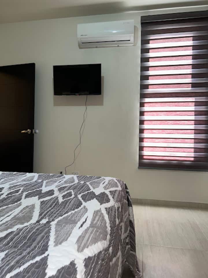 Chumba kikuu cha kulala chenye bafu la kujitegemea, kitanda kikubwa cha kupumzika chenye starehe sana, kina kiyoyozi, runinga, taa za usiku na samani kwa ajili ya mizigo yako, unaweza pia kutumia punda na pasi kwa ajili ya nguo zako.