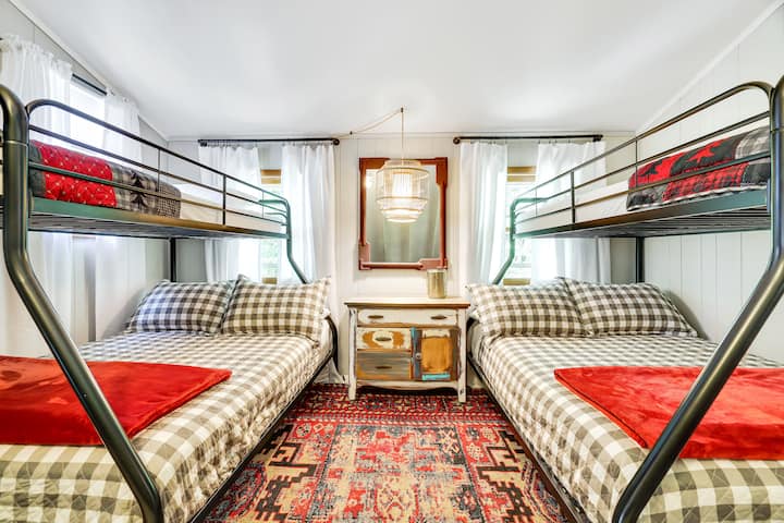 El dormitorio alpino tiene capacidad para 6 personas de tus cachorros de oso con dos literas y una cama tamaño queen (todas con sábanas de algodón de lujo - Brooklinen), TV, escritorio y cómoda.