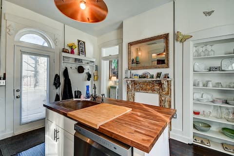 Historic Tiny Cottage w Hot Tub!