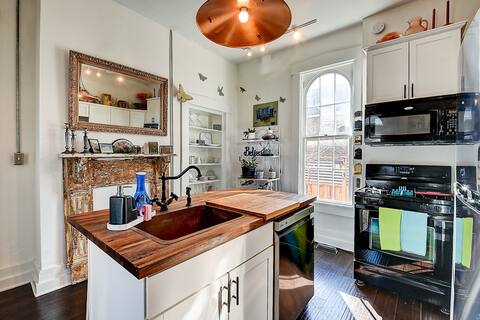 Historic Tiny Cottage w Hot Tub!