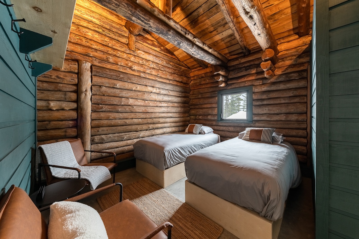 Супериорна спална соба со брачен кревет (може да се дели на 2 единечни кревета)