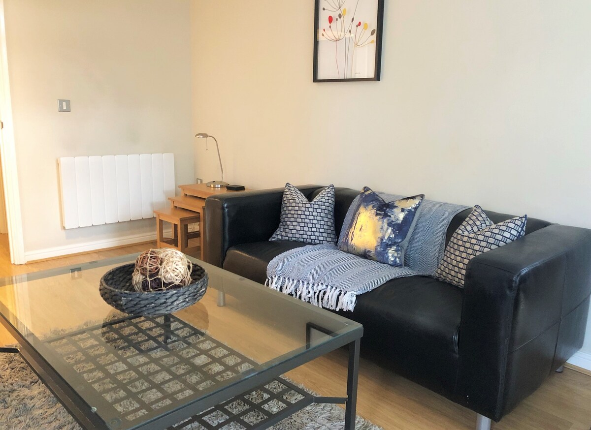 Successful Airbnb property: 2-Bed 2 Bath Apartment with Parking Windsor /7TREV in Eton