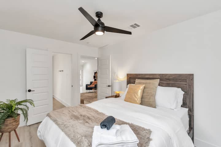 חדר שינה שלישי עם חדר ארונות