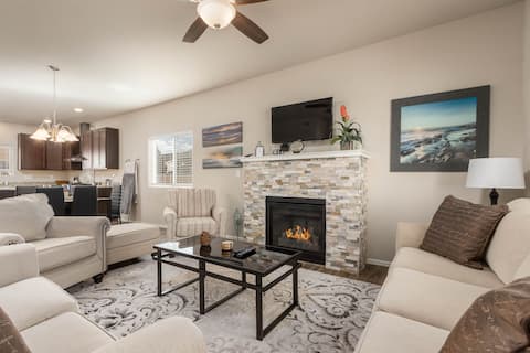 Large 3Bedroom Ranch W Fireplace