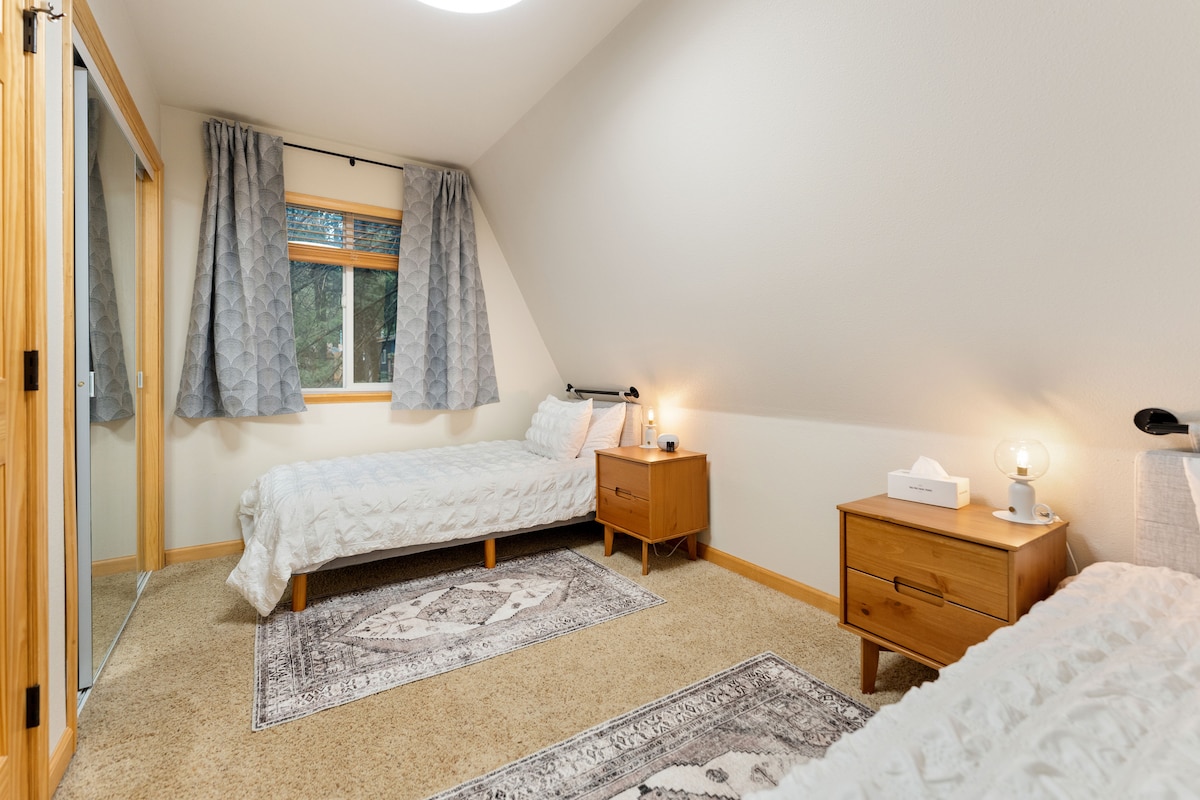 Chumba hiki cha kulala kina vitanda viwili vya ukubwa wa mapacha ambavyo ni bora kwa watoto au watu wazima wasio na wenzi.