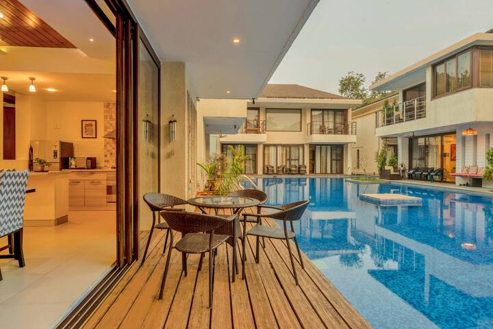Shared pool from 8 am to 8 pm