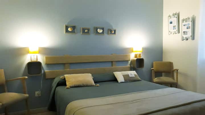 Kati përdhes:
Dhoma e gjumit 1  " Belle Île" me banjën e vet.
Krevat lisi i bërë në shtëpi nga Yves 
Tavolina dekorative të dizajnuara dhe të bëra nga Lily