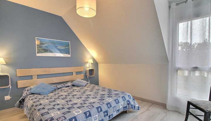 Në dysheme:
Dhoma e gjumit 3 " Dumet" 
- 1 krevat 160, dërrasë lisi e ngurtë e bërë në shtëpi.
- Dollap i dyfishtë/gardërobë me dyer pasqyre
- Zona e punës.