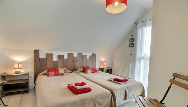 Në dysheme:
Dhoma e gjumit nr. 4 "Hoëdic" 
- 2 krevate 90x190 me kokë druri dardhe të bëra nga Yves, i rrethuar nga Lily me një kallaj kafe "Libéron".
- Garderobë e dyfishtë
- Zona e tavolinës së punës 