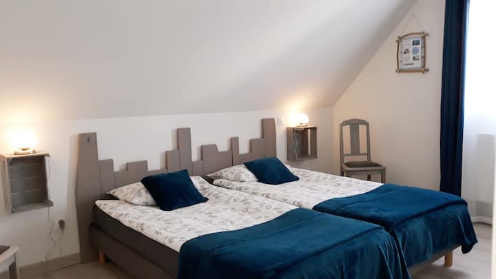 Në katin e katit:
Dhoma e gjumit 2 "Houat"
-* Mobilje druri të ngurta të bëra nga Yves
- dërrasë dardhe
- shtretër të bërë me kuti rikuperimi  
* Karrige Emaus, me rërë, ndenjëse e re
Të gjitha të patinuara nga Lily me një eko-label badigeon "Plume" nga "Libéron"