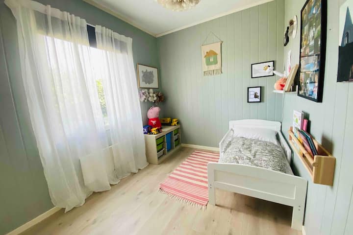 Junior bed. Beschikbaar speelgoed 