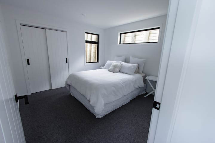 Спална соба со брачен кревет 