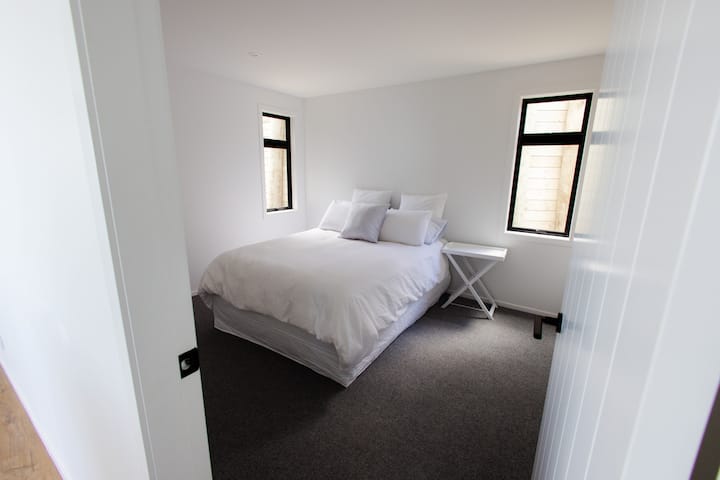 Спална соба со брачен кревет