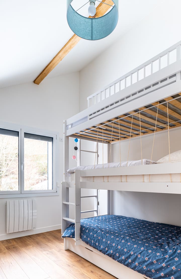 Детска соба со 3 кревета на спрат и два единечни кревета