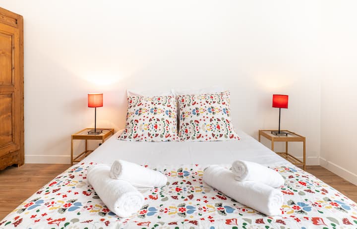 Главен апартман со двоен кревет 140 см, приватен пристап до бања со туш кабина.