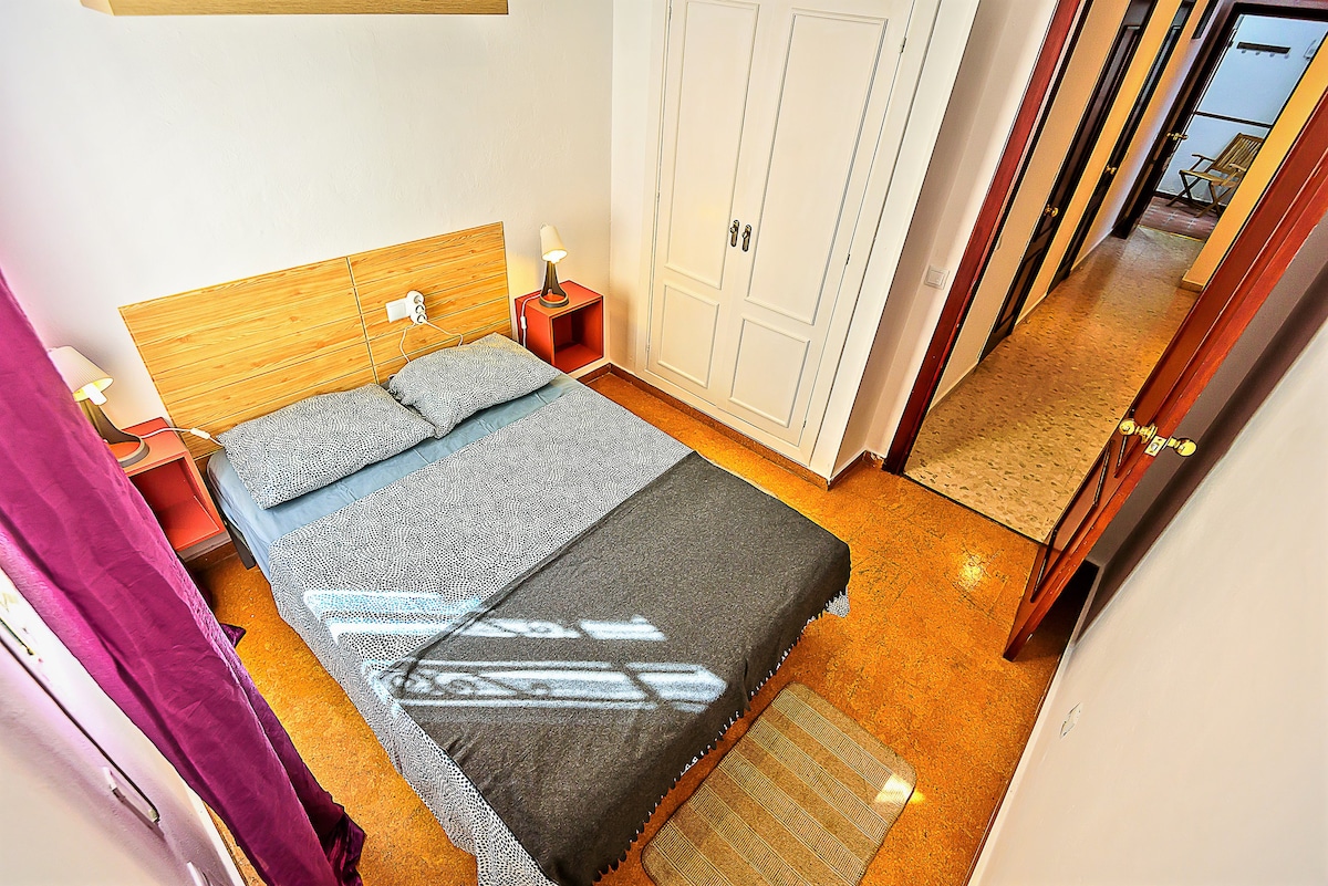 Chambre n ° 3 avec 1 lit double. Pouvant accueillir 2 personnes. Garde-robe intégrée.