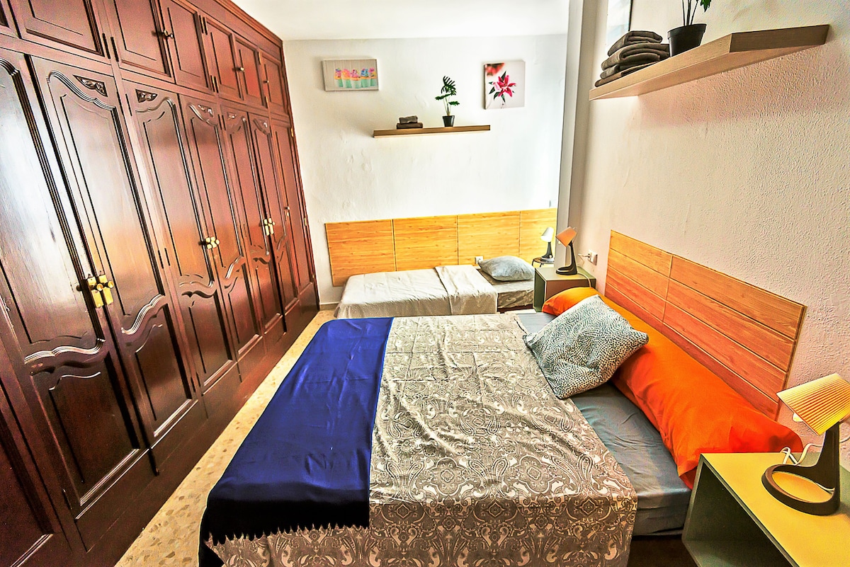 Chambre n ° 1 avec 1 lit double + 1 lit simple. Pouvant accueillir 3 personnes. Très grandes armoires.