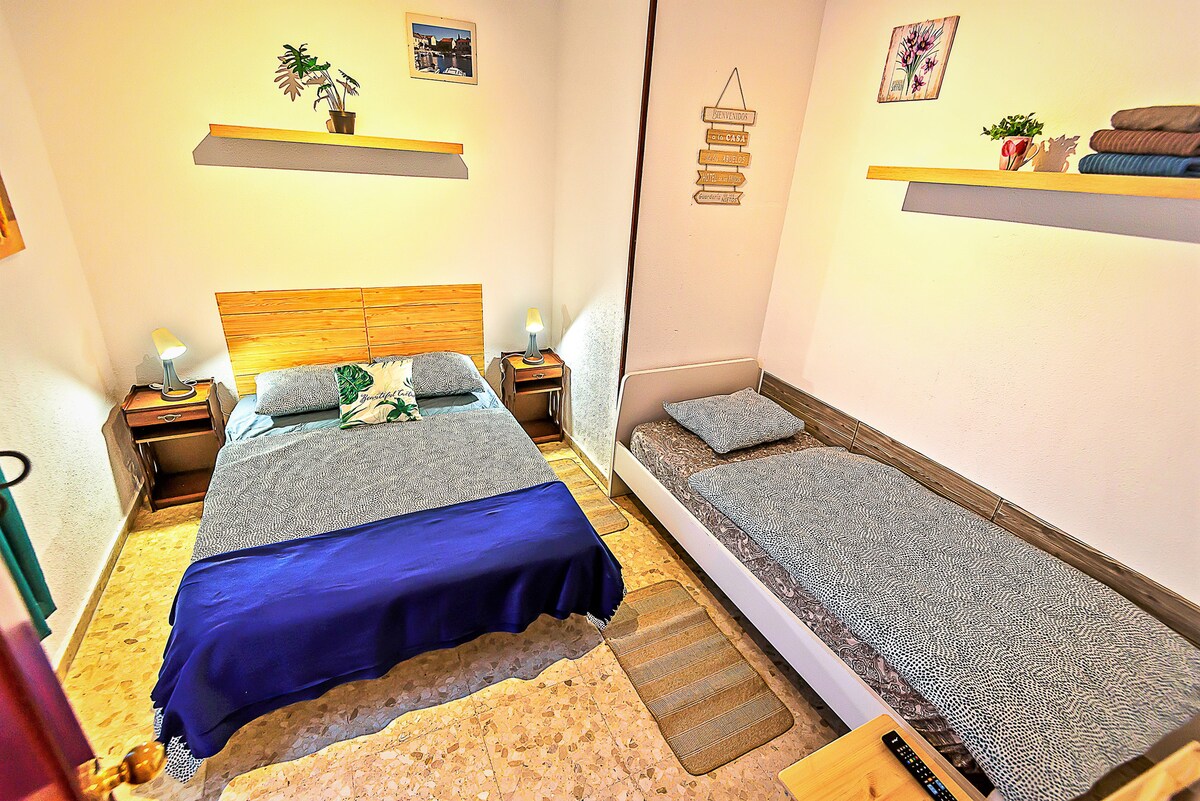 Chambre n ° 2 avec 1 lit double + 1 lit simple. Couchages pour 3 personnes. Télévision privée montée sur le mur. 