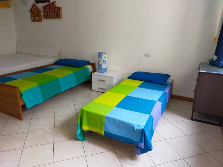 DHOMË GJUMI ME NJË KREVAT DOPIO, DY KREVATE TEK PLUS KREVAT PËR FOSHNJA/FOSHNJA