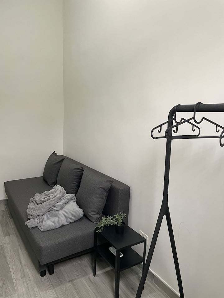 Zweites Schlafzimmer mit einem Schlafsofa mit eineinhalb Plätzen