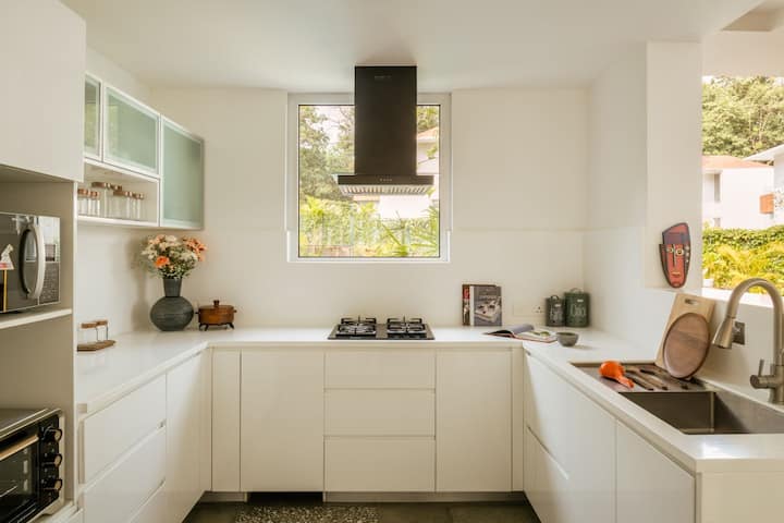 ✨Sunlight pours into this sleek, modern kitchen-where minimal design meets warmth and functionality.✨