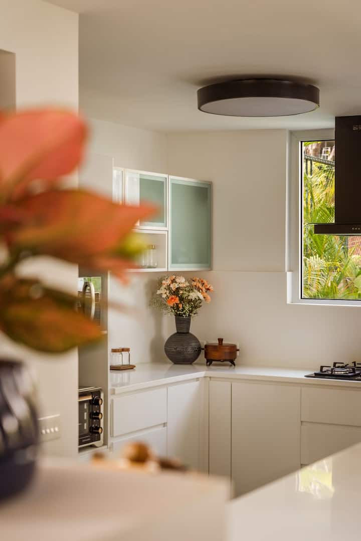 ✨A kitchen designed for slow mornings and spontaneous dinner parties✨ 
Bright, airy, and filled with the little details that make a house feel like home.✨