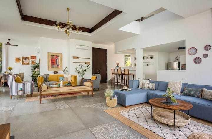 ✨This is what open-plan luxury looks like.✨
Warm lighting, curated interiors, and a living space that flows straight into paradise.✨