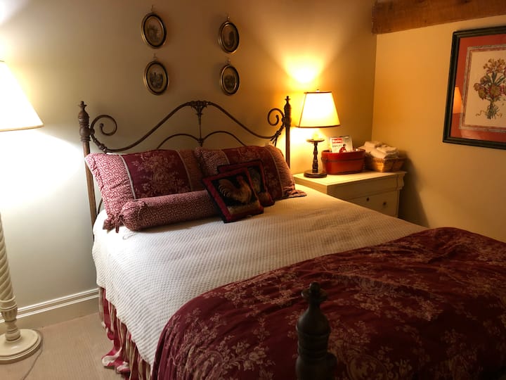 'Chumba cha kuku' cha ghorofa ya chini ' na kitanda cha malkia