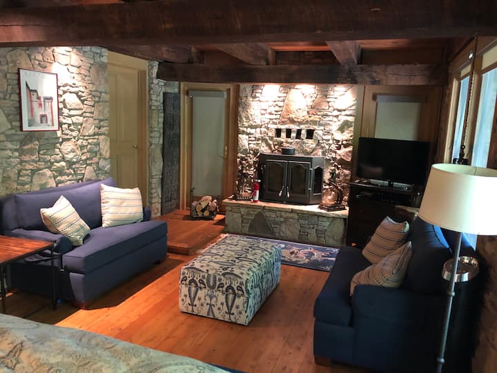 Master suite downstairs na kitanda malkia, sofa 2 single convertible, TV na jiko kuni