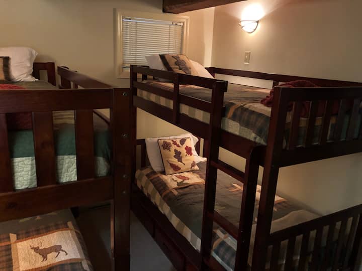 Chumba cha ghorofa ya chini kinalala 4 katika mtindo wa kweli wa nyumba ya mbao