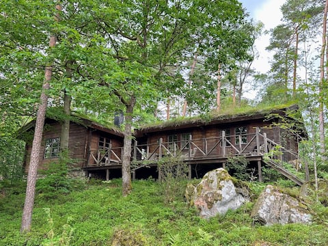 Lovely log cabin by lake