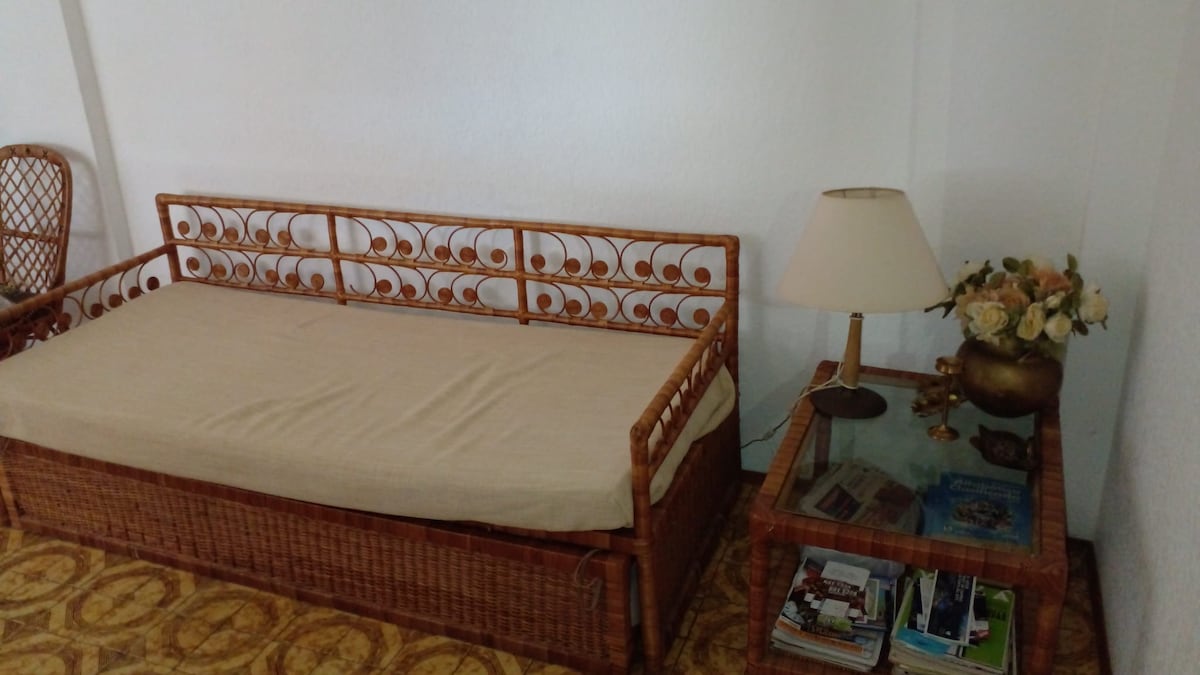 Samani ya Wicker iliyotengenezwa maalum na fundi mashuhuri wa Uruguai. Ni vipande vya kipekee na maalum, vya asili sana, ambavyo havipatikani katika maeneo mengine, pia ni maridadi zaidi kuliko vipande imara vya mbao.