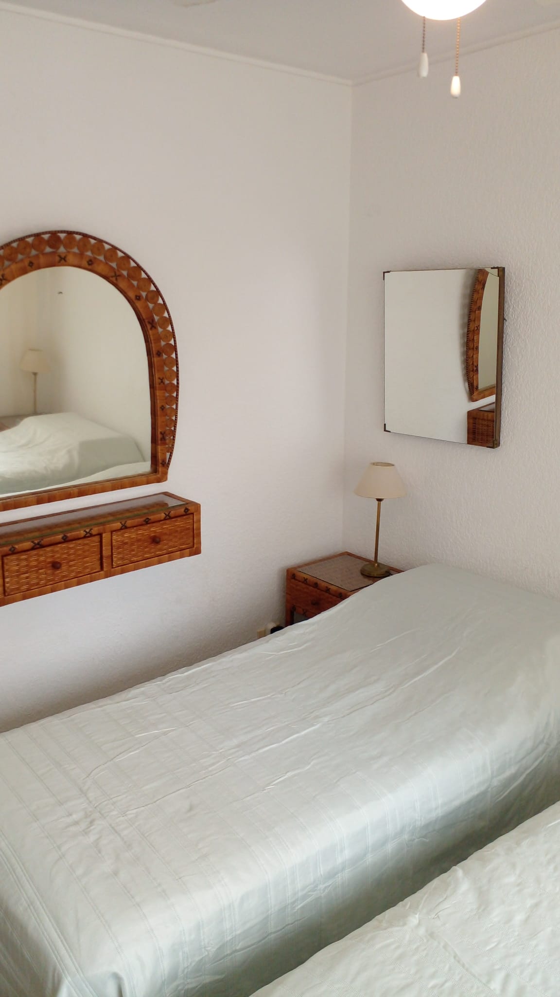 Samani ya Wicker iliyotengenezwa maalum na fundi mashuhuri wa Uruguai. Ni vipande vya kipekee na maalum, vya asili sana, ambavyo havipatikani katika maeneo mengine, pia ni maridadi zaidi kuliko vipande imara vya mbao.