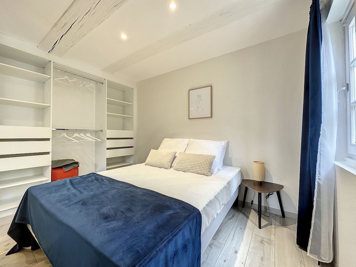 سرير 2 أشخاص مع أعلاه بمجرد وصولك المناشف