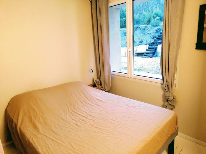 slaapkamer op de begane grond met een bed van 2 P 140