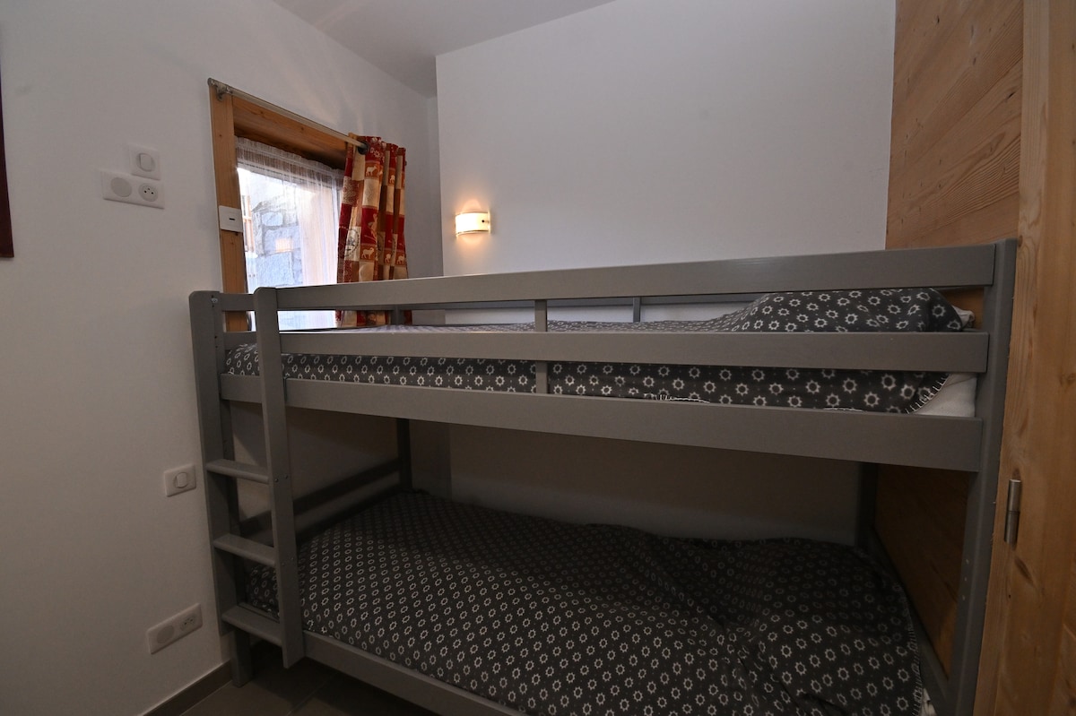 Соба Затворен планински агол .1 Кревет на спрат за деца под 14 години, а не за возрасни.