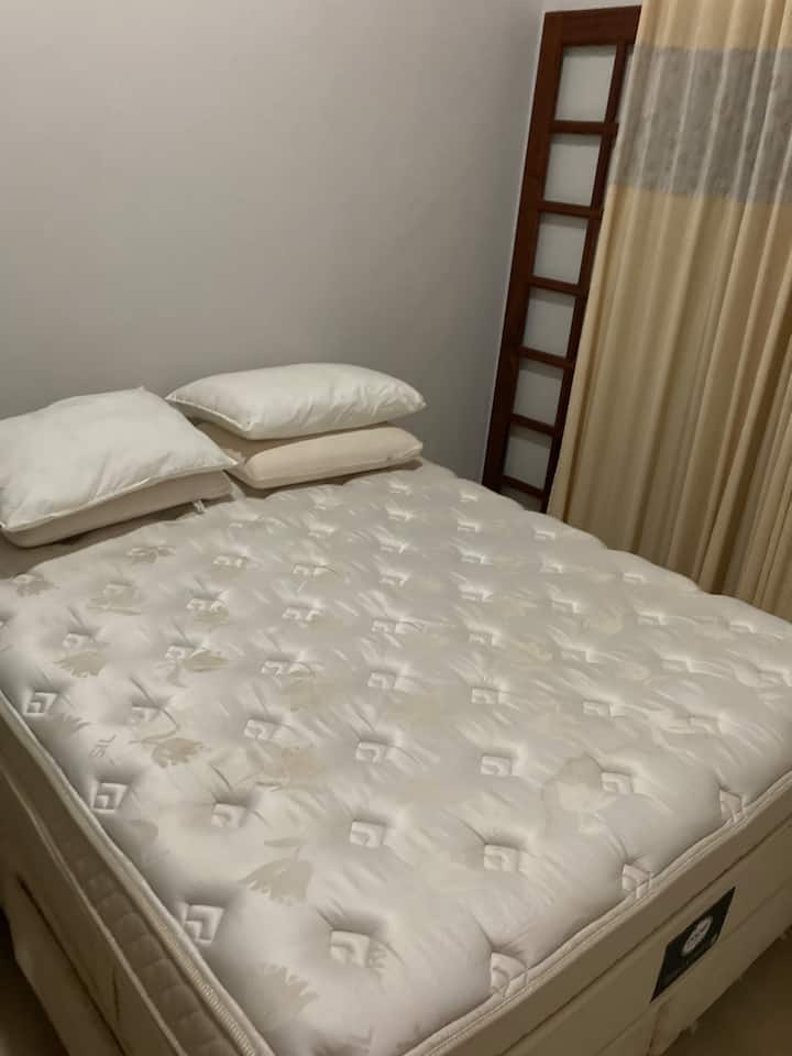 Spálňa s balkónom, menšia manželská posteľ