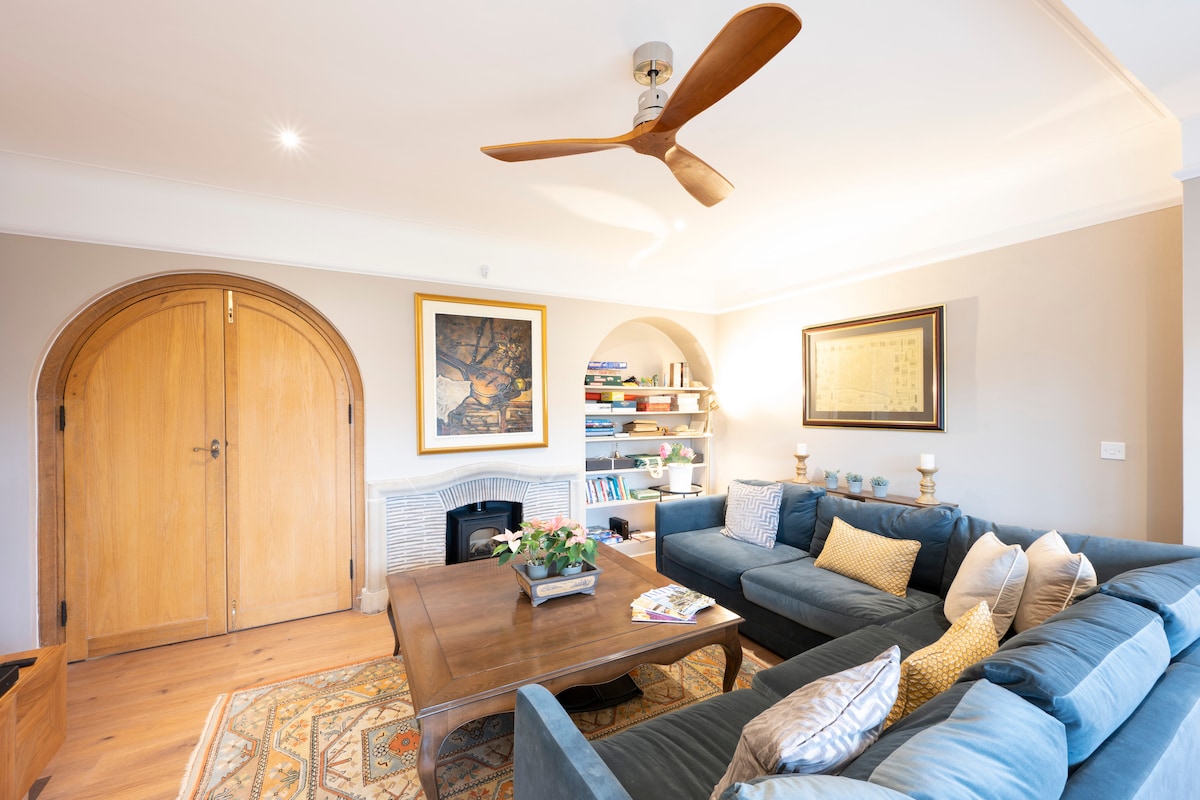 Popular Airbnb listing: large house close to seafront, families, golf ID82 in Frinton And Walton