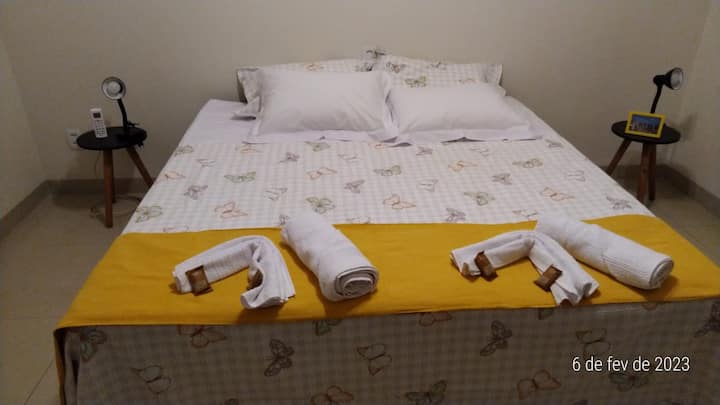 Chumba cha 2 cha kulala - kiyoyozi, 

Vitanda 2 vya sanduku moja, na chaguo la kuwa kitanda 1 cha malkia kulingana na mahitaji ya wageni.

Kioo kikubwa, kabati la nguo,  pazia, 
Meza 2 kando ya kitanda na lumina 2.