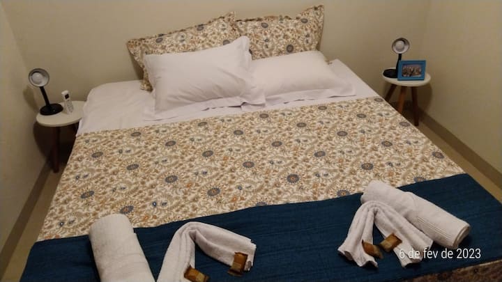  Chumba cha 3 cha kulala - kiyoyozi

Vitanda 2 vya sanduku moja, vyenye chaguo la kitanda aina ya er 1 box queen kulingana na mahitaji ya wageni.

Kioo kikubwa, kabati lililojengwa ndani, meza 2 za mbao za kichwa, lumina 2.