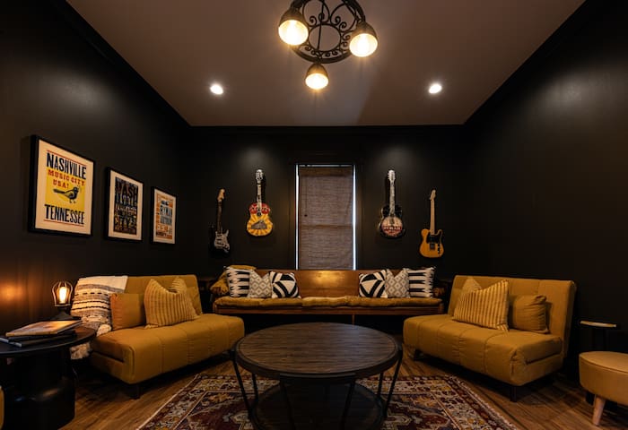 Unique & Cozy – The Tribute House – East Nashville