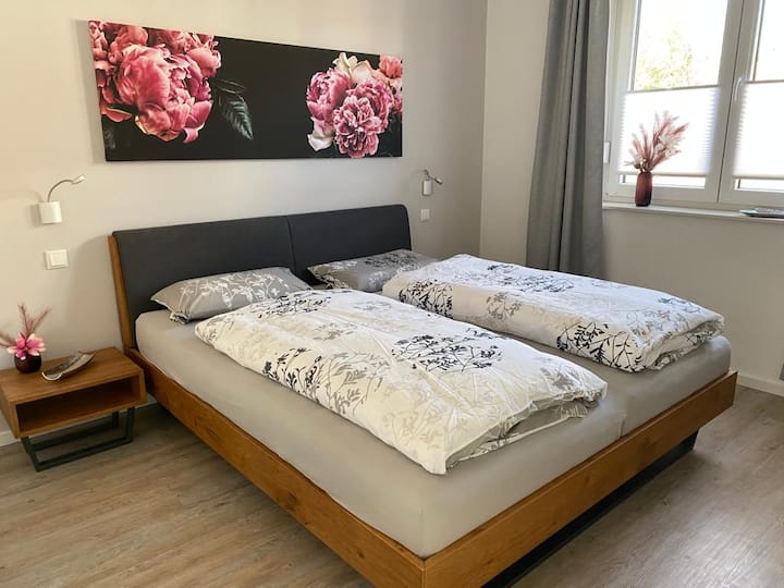 ห้องนอนพร้อมเตียงคู่ตู้เสื้อผ้าตู้เสื้อผ้าทีวีและวิทยุ